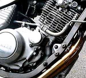 ここには単気筒のバイクエンジンがあります｡SRX-4のエンジンがアルミ色で輝いています